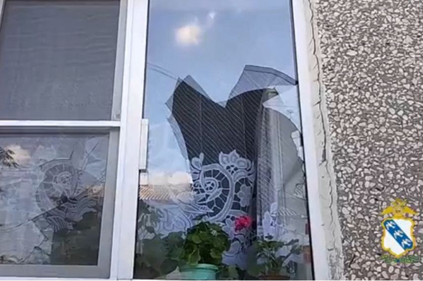 В Железногорске полицейские задержали пьяного мужчину, который разбил окна соседям