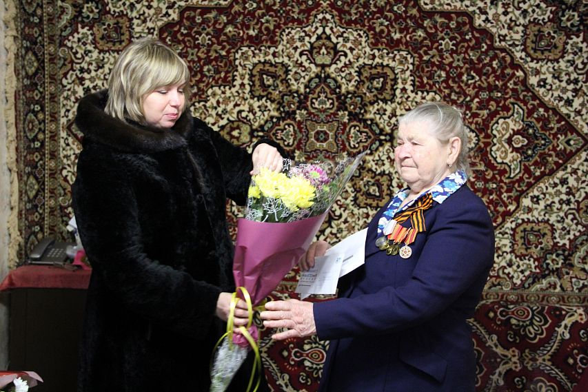 Пример для детей и коллег: жительница Железногорска Анна Болотских отметила 90-летний юбилей