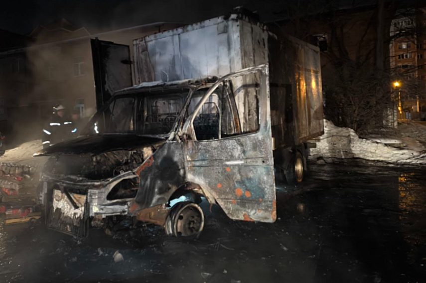 В Железногорске на улице Курской сгорела грузовая «Газель»