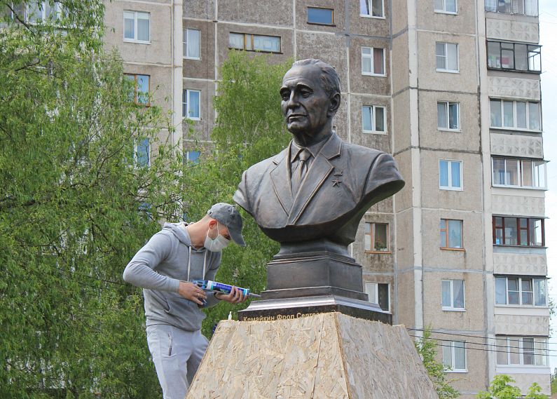 В железногорском сквере установили бюст Фролу Кемайкину 