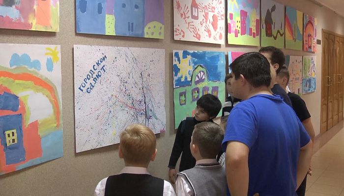 Во Дворце культуры МГОКа открылась выставка детских рисунков