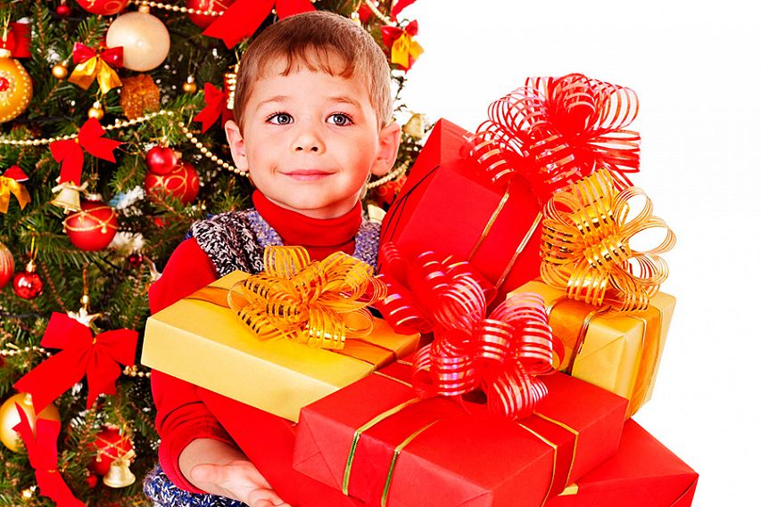 В Железногорске начинают выдавать социальные новогодние подарки для малообеспеченных детей