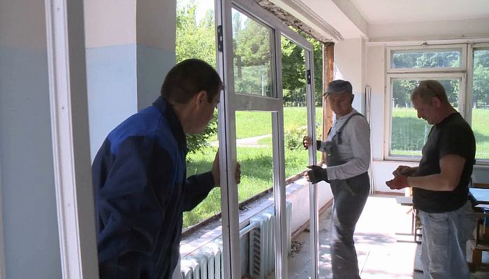 Металлоинвест финансирует замену окон в школах Железногорска
