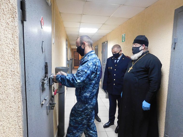 Железногорский священник посетил изолятор временного содержания полиции