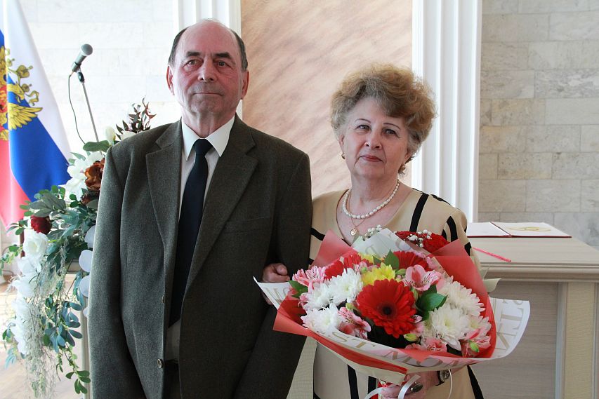 Счастье – быть с тобой: железногорцев Юрия и Валентину Бухвиц поздравили с золотой свадьбой