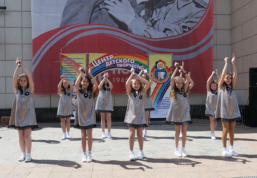 Песни, танцы, каратэ: железногорский Центр детского творчества отметил 55-летний юбилей