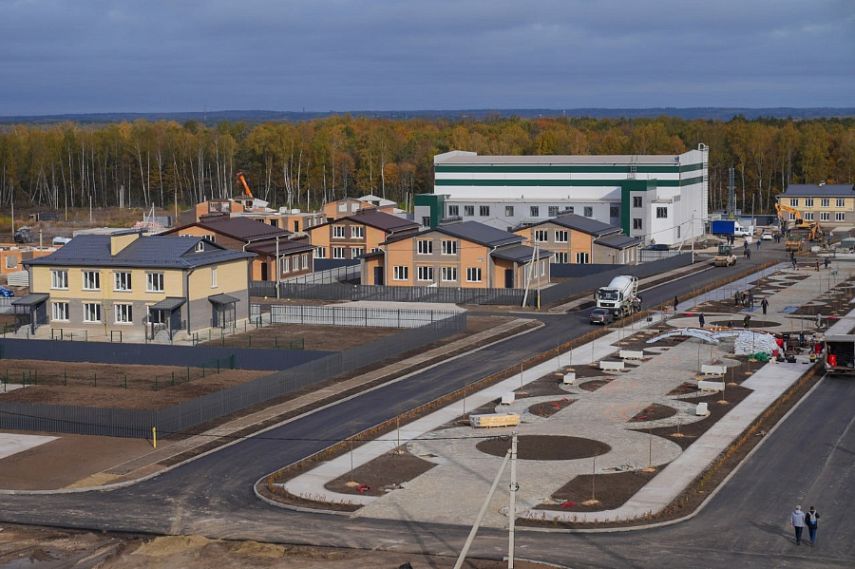 В Железногорском районе первые семьи получили ключи от новых домов в посёлке Меркурий