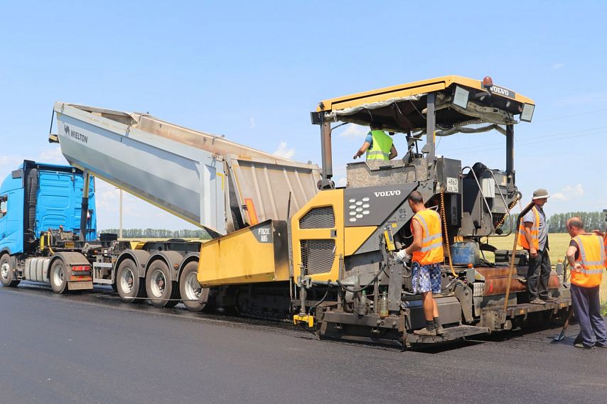 В Железногорском районе продолжается ремонт дороги Тросна – Калиновка – Михайловка – Линец 