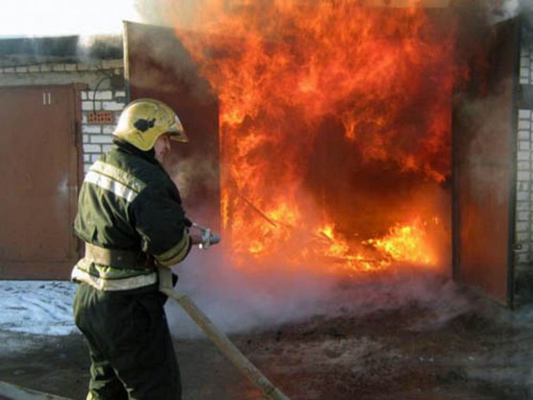 В Михайловке Железногорского района сгорел гараж вместе с автомобилем