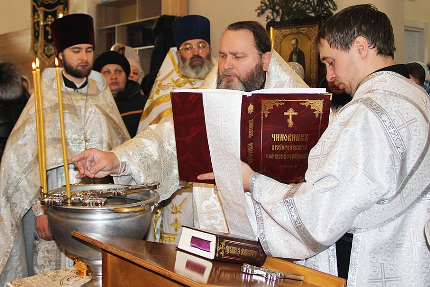 Очищая души...В день празднования Крещения владыка Вениамин провёл службу в храме преподобного Сергия Радонежского
