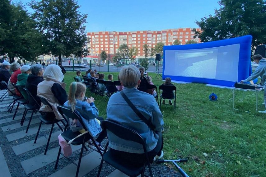В Железногорске в сквере Воинской славы прошёл первый киносеанс под открытым небом