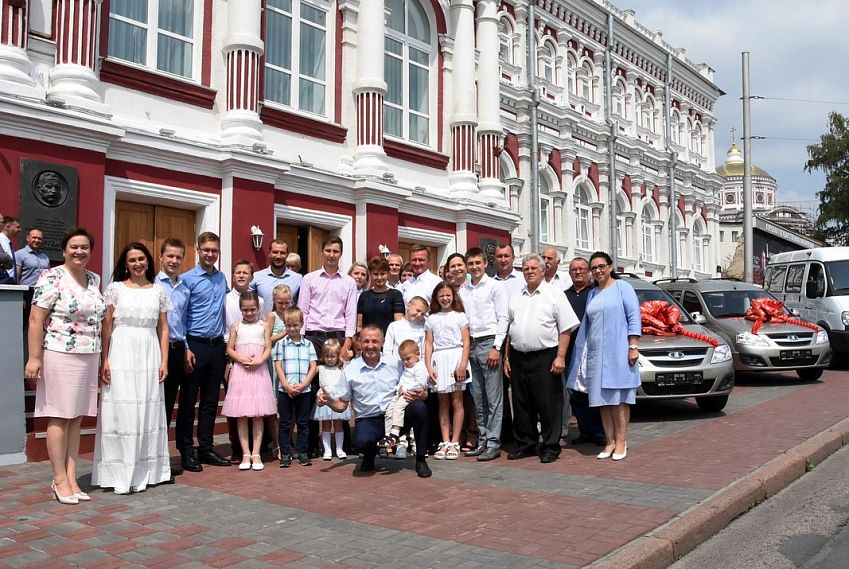 Марафон «Мир детства» подарил автомобили многодетным семьям 