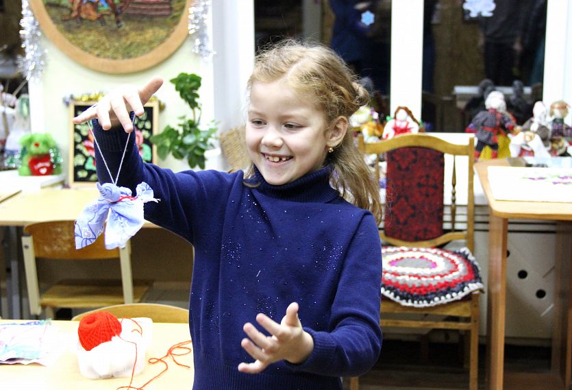 Чудо новогодней игрушки: юные железногорцы мастерят украшения для ёлки