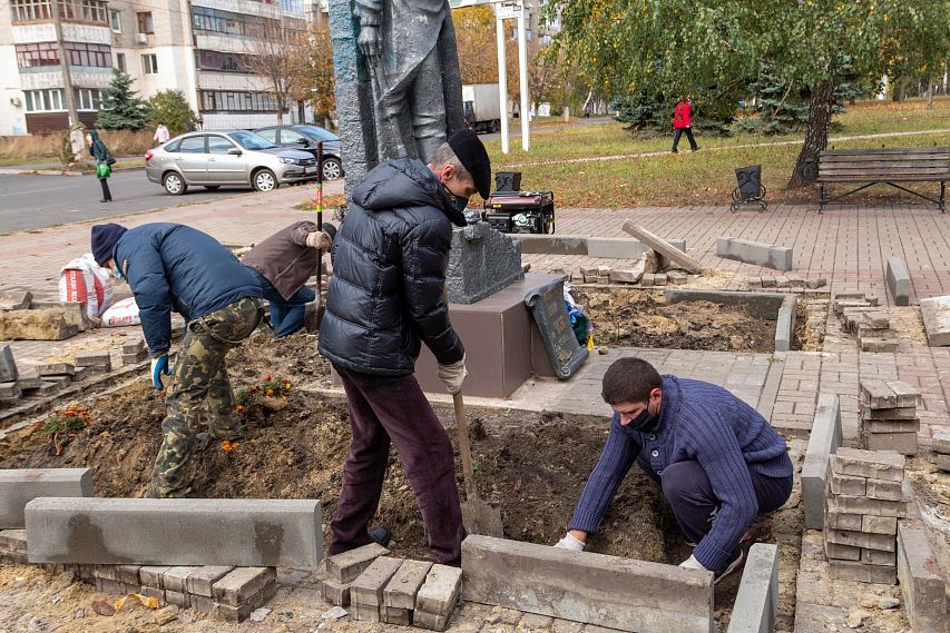 Железногорские волонтеры помогают благоустраивать территорию памятника героям-ликвидаторам