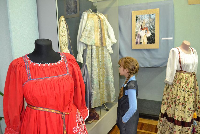 В Железногорском краеведческом музее открылась выставка «Женский костюм – яркие краски России»