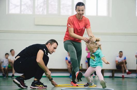 Спортивный год на Михайловском ГОКе завершил праздник – «Мама, папа, я – спортивная семья»