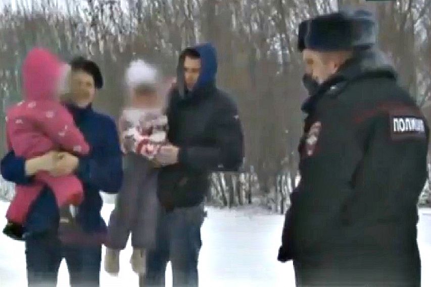 В Курской области из снежного плена спасли семью с маленькими детьми