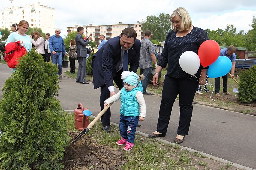 Сегодня в Железногорске появилась аллея в честь 60-летия города и комбината