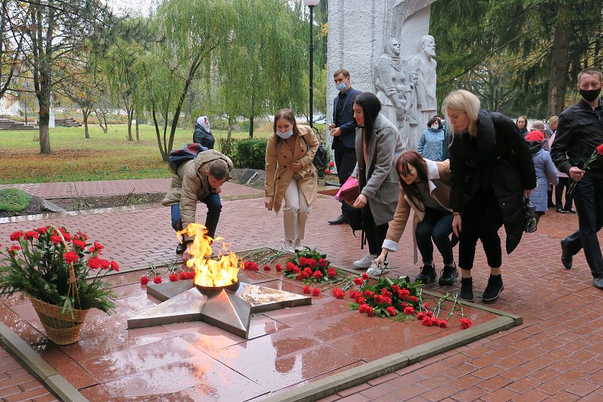 Годовщина трагедии: в Железногорском районе почтили память жителей поселка Большой Дуб