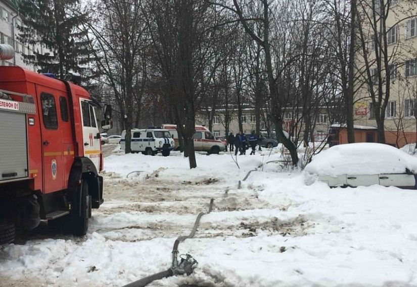 Железногорские пожарные спасли 10 человек из горящего дома 