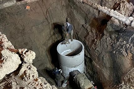 В Железногорске ликвидировали аварию на канализационном коллекторе, оставившую без холодной воды город