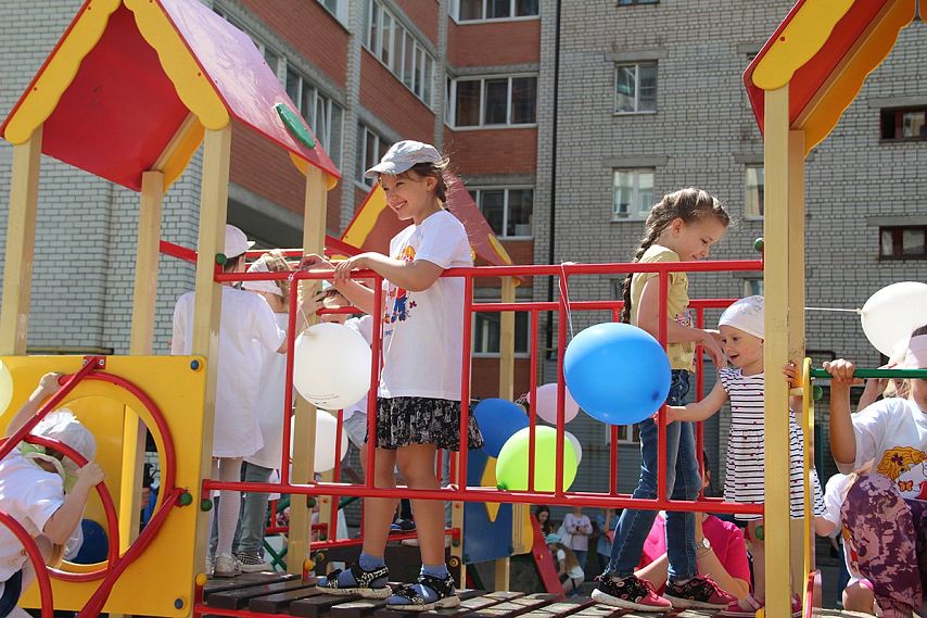 В Железногорске установили новый детский игровой городок