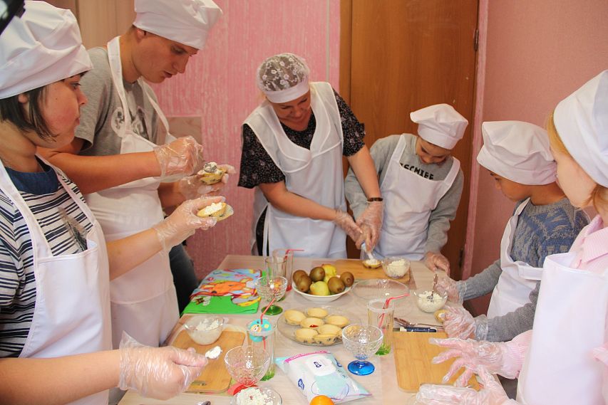 Делают вместе: юные железногорцы научились готовить пирожные и фруктовые салаты