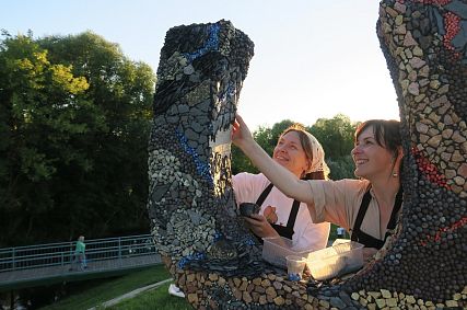 Художница из Железногорска объединила сотни губкинцев в создании арт-объекта