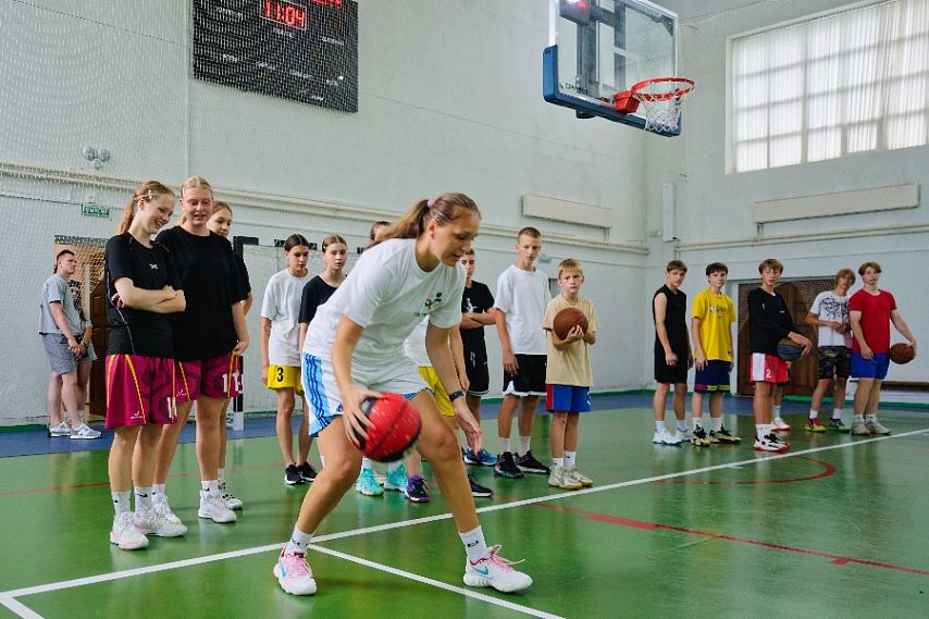 Тренеры курского баскетбольного клуба «Динамо» провели мастер-класс в Железногорске