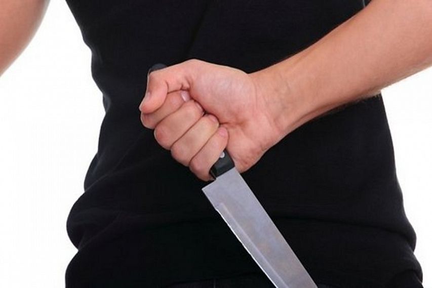 Удар в спину: жительница Железногорска заколола своего собутыльника ножом до полусмерти