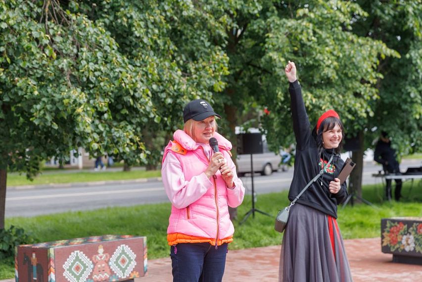 Железногорцы создали дизайнерские скамейки с суджанскими узорами