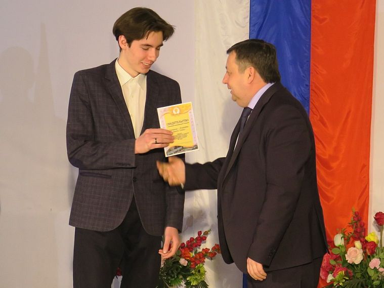 Героям железногорского спорта вручили муниципальные стипендии