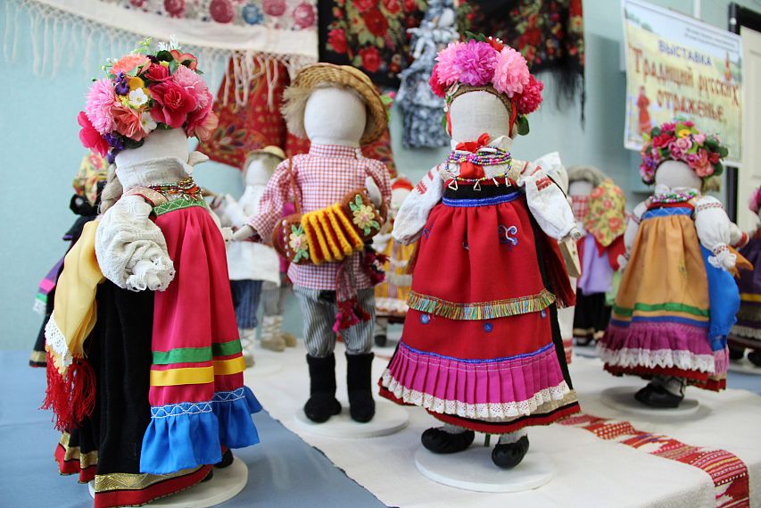 В Железногорском краеведческом музее открылась выставка кукол «Традиций русских отраженье»