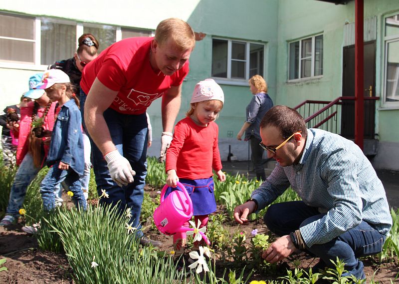 Железногорские добровольцы посадили в детских садах цветы