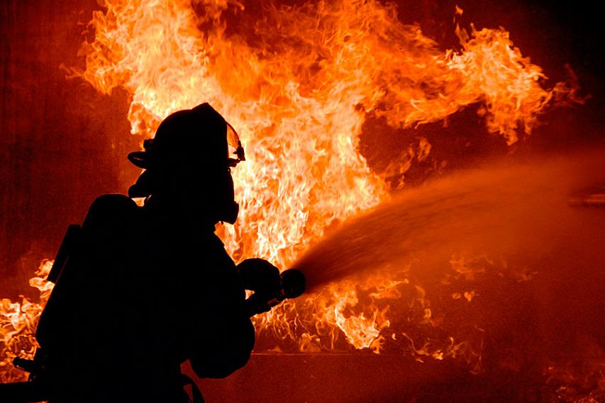 Во время пожара в жилом доме в деревне Овсянниково Железногорского района погибла молодая женщина